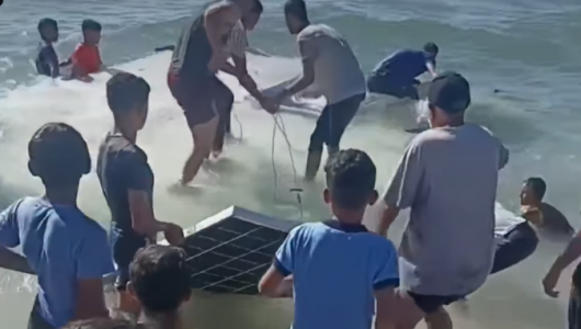 Des panneaux solaires embarqués sur l&rsquo;un des bateaux de la  Global Sumud Flotilla  se sont échoués à Gaza